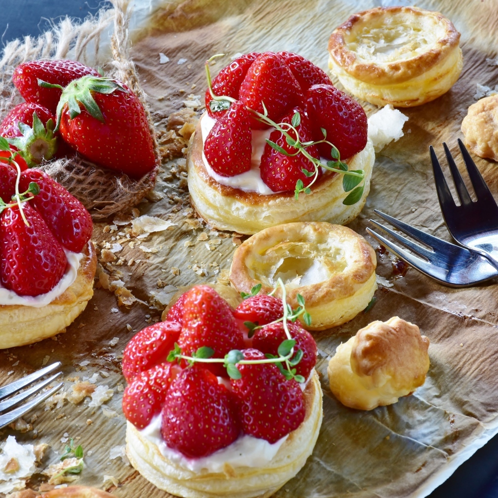 Пирожные с кремом и ягодами клубники