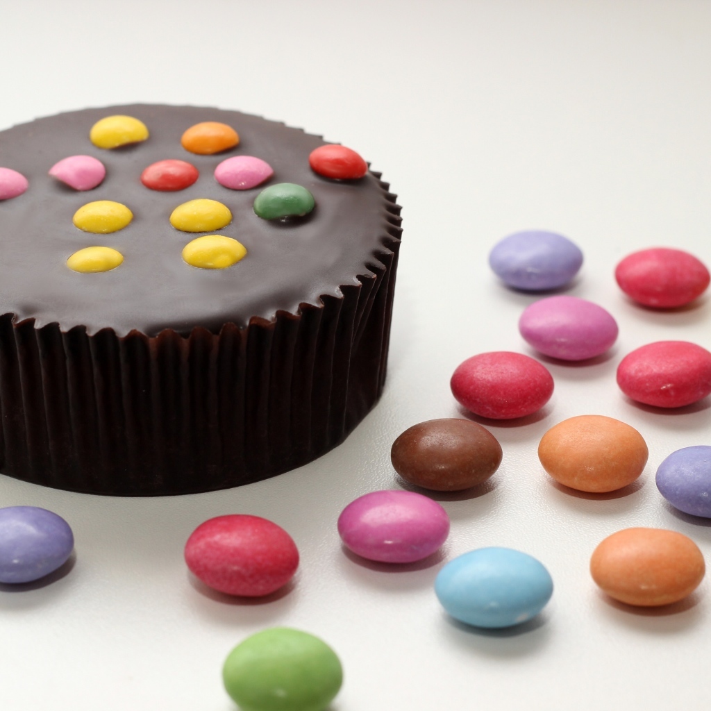 Шоколадный торт с разноцветными конфетами