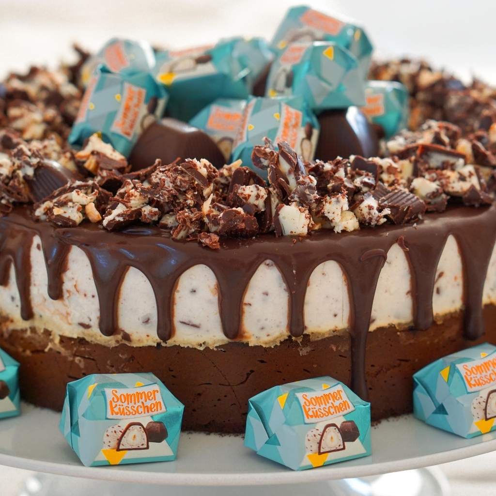 Шоколадный торт с вкусными конфетами