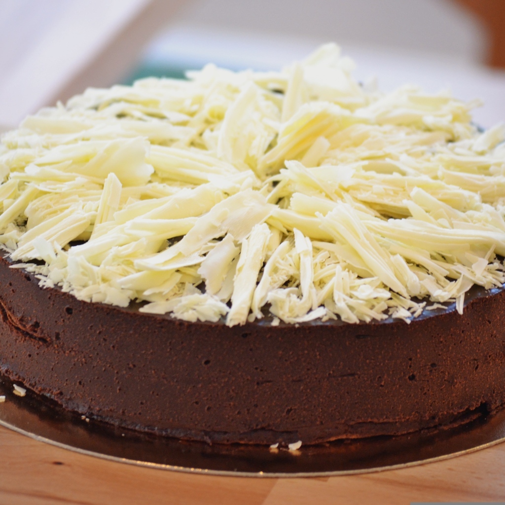Шоколадный торт с тертой белой стружкой