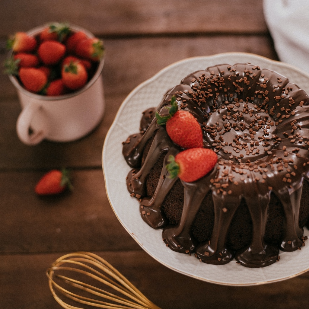 Шоколадный кекс в глазури с ягодами клубники