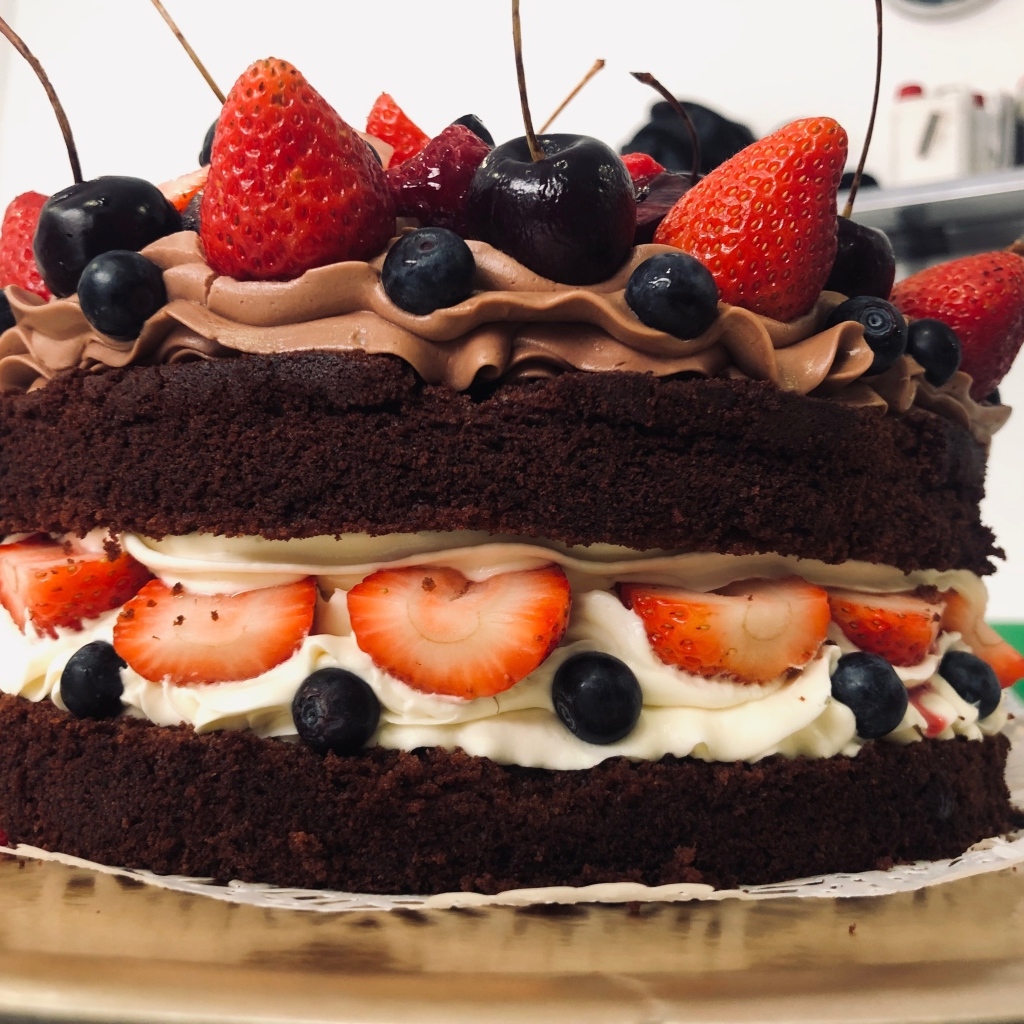 Шоколадный торт с белым кремом и ягодами