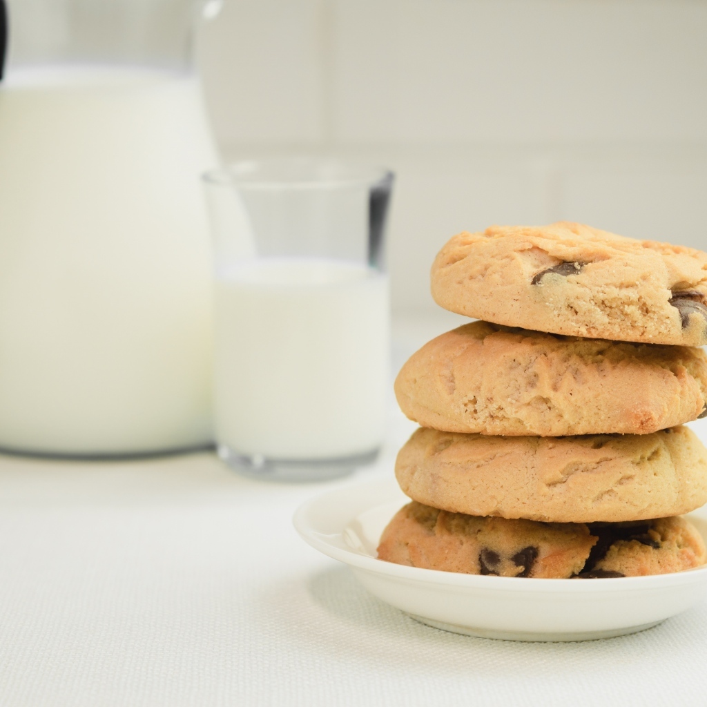 Печенье с шоколадной крошкой на столе с молоком