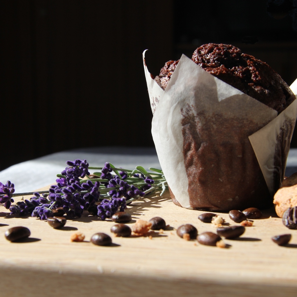 Шоколадный кекс на столе с кофейными зернами и веткой лаванды