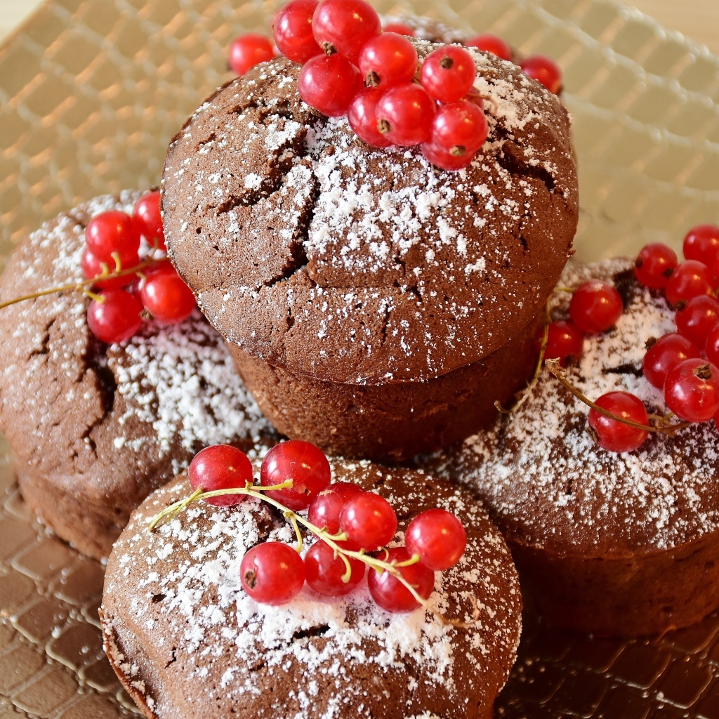 Шоколадные кексы с красной смородиной