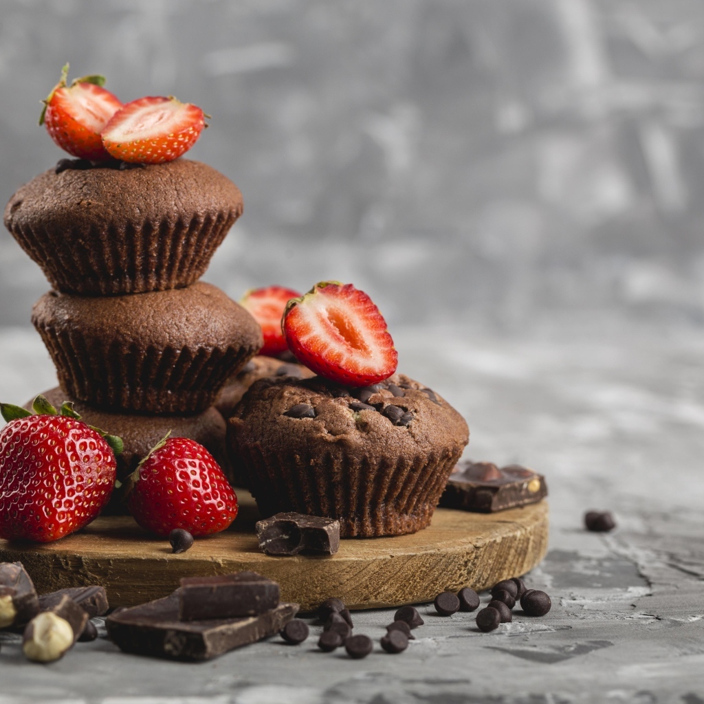 Шоколадные кексы с красной клубникой