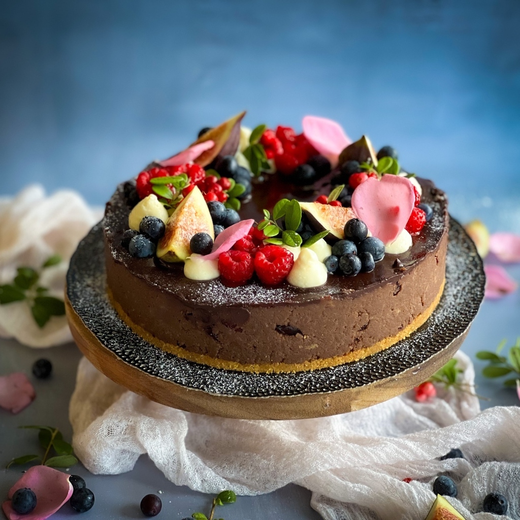 Шоколадный десерт с ягодами