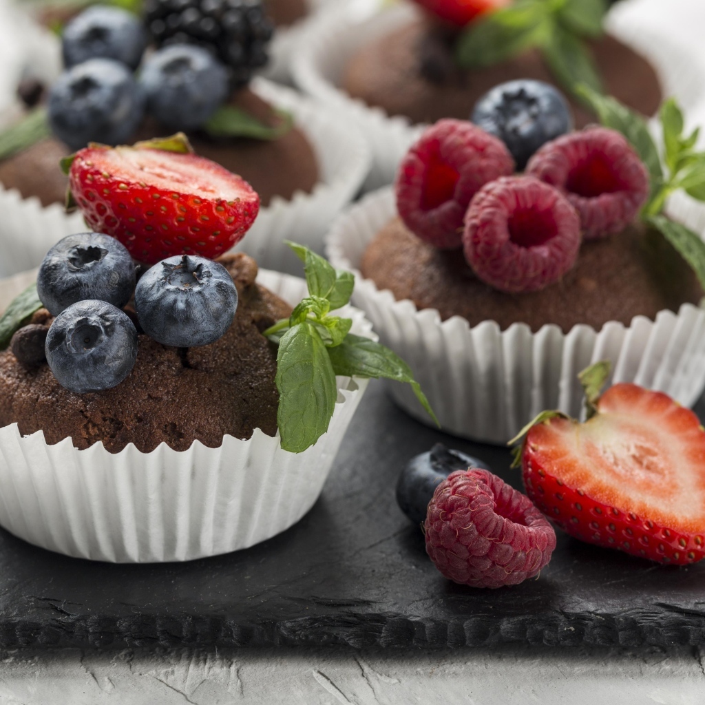 Шоколадные кексы с ягодами черники, малины и клубники