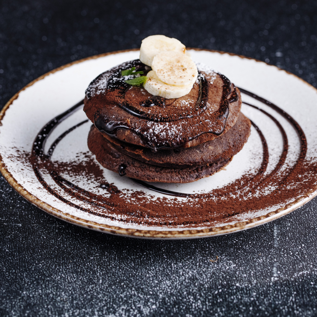 Шоколадные панкейки с кусочками банана