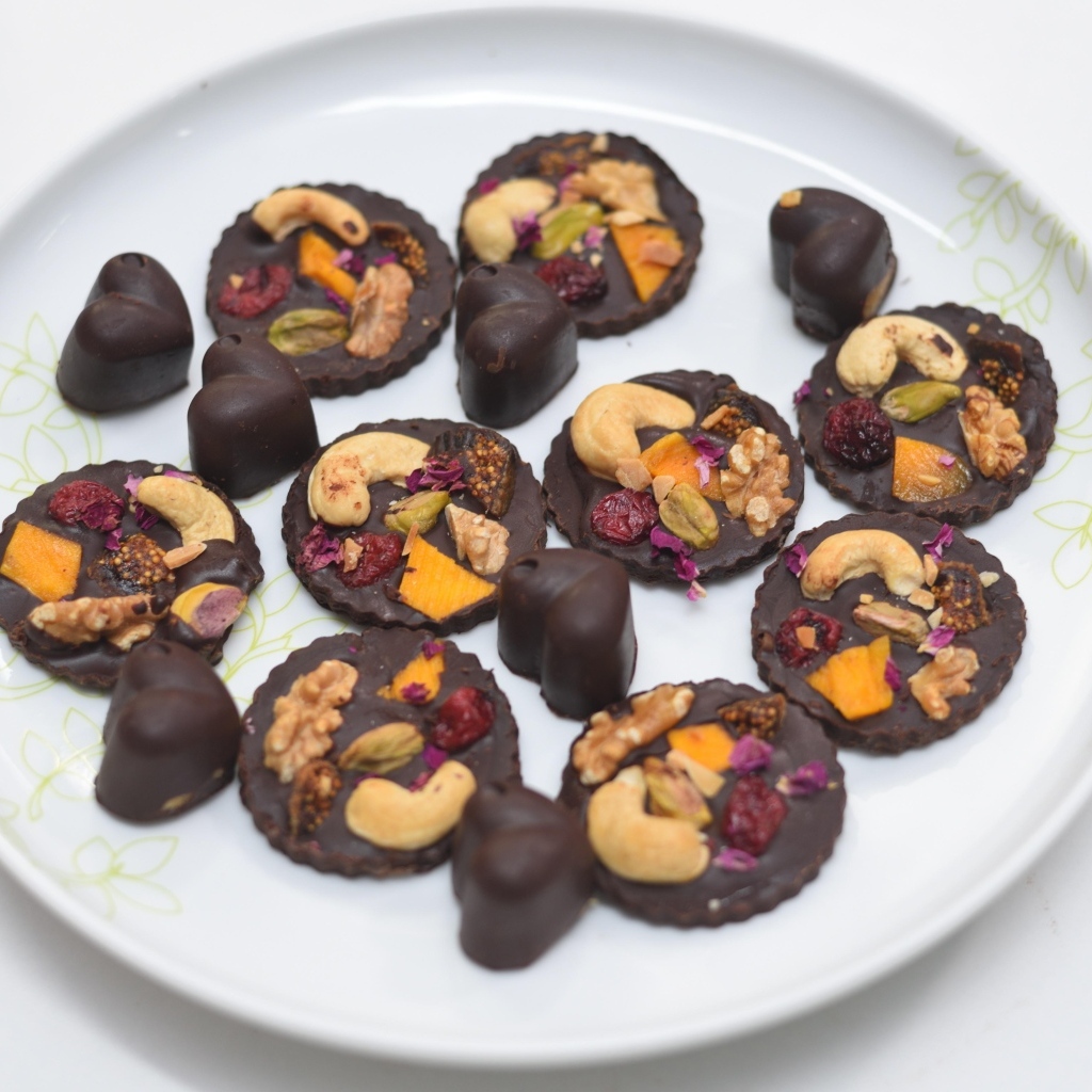 Шоколадные конфеты с орехами на тарелке