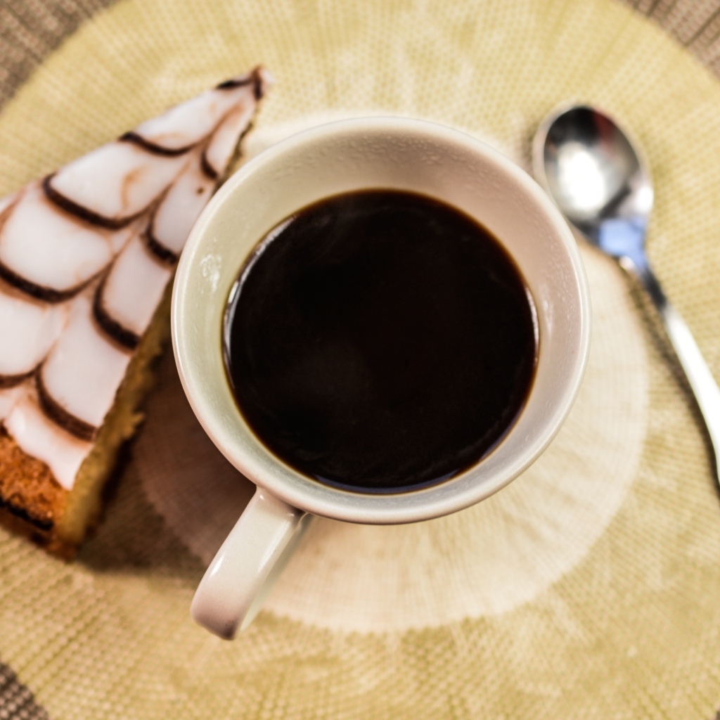 Кофе с куском торта на столе