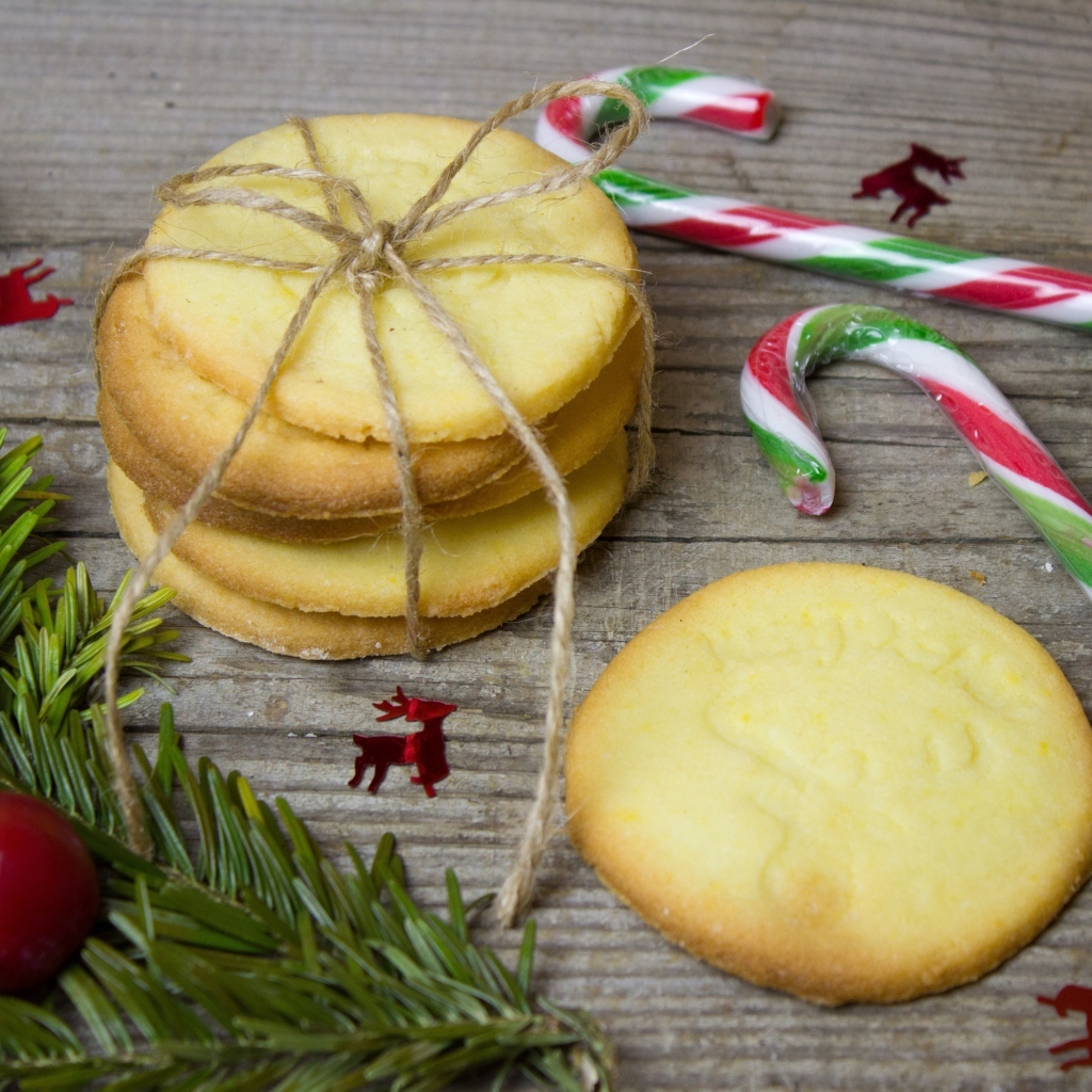 Печенье с конфетами на деревянном столе к Рождеству