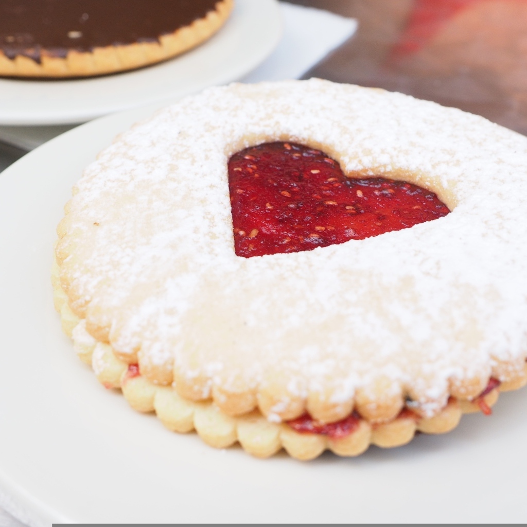 Печенье с джемом в сахарной пудре