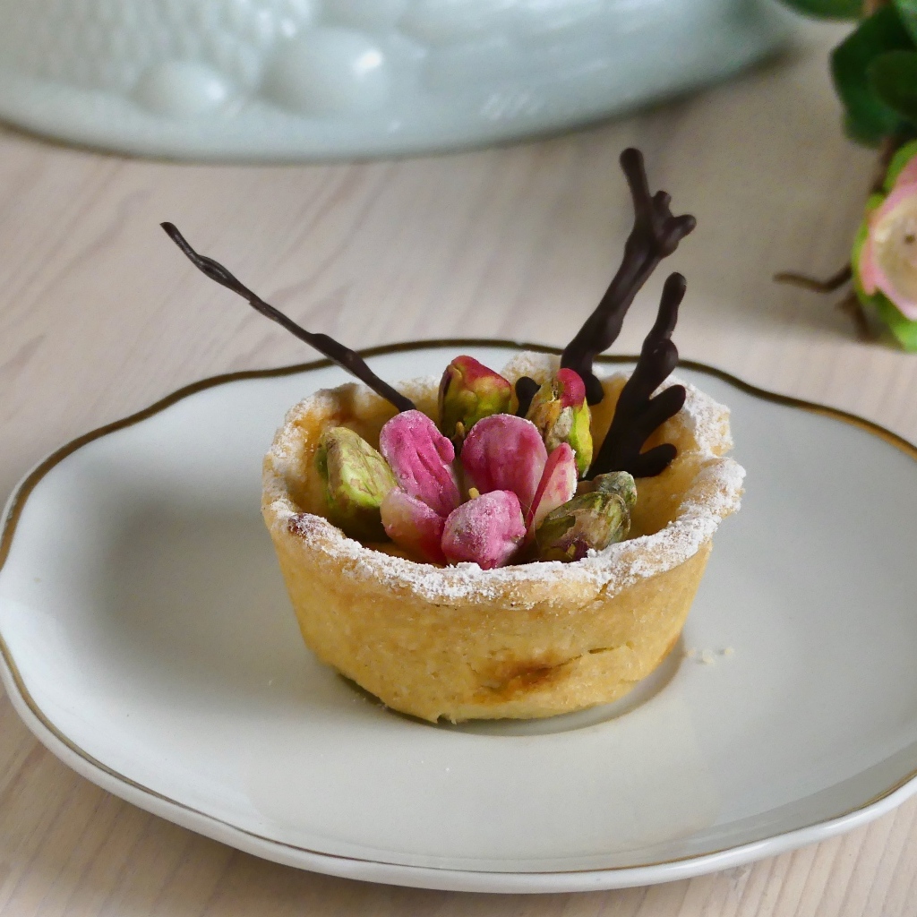 Кекс как произведение искусства на тарелке