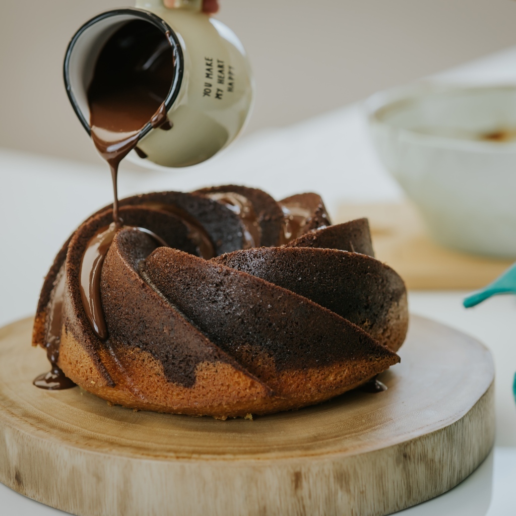 Кекс покрывают растопленным шоколадом