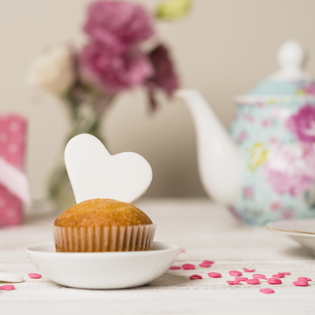 Кекс с сердечком на столе с посудой