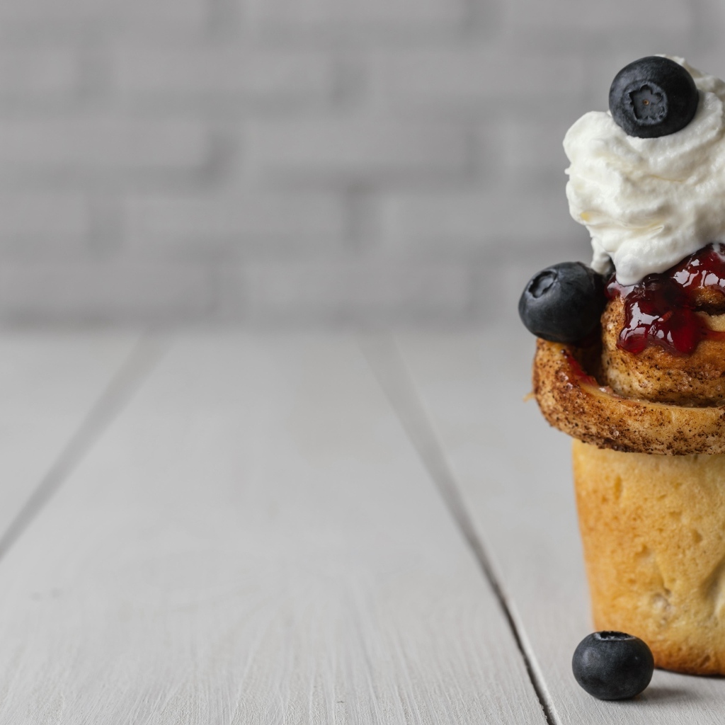 Кекс со взбитыми сливками и ягодами черники