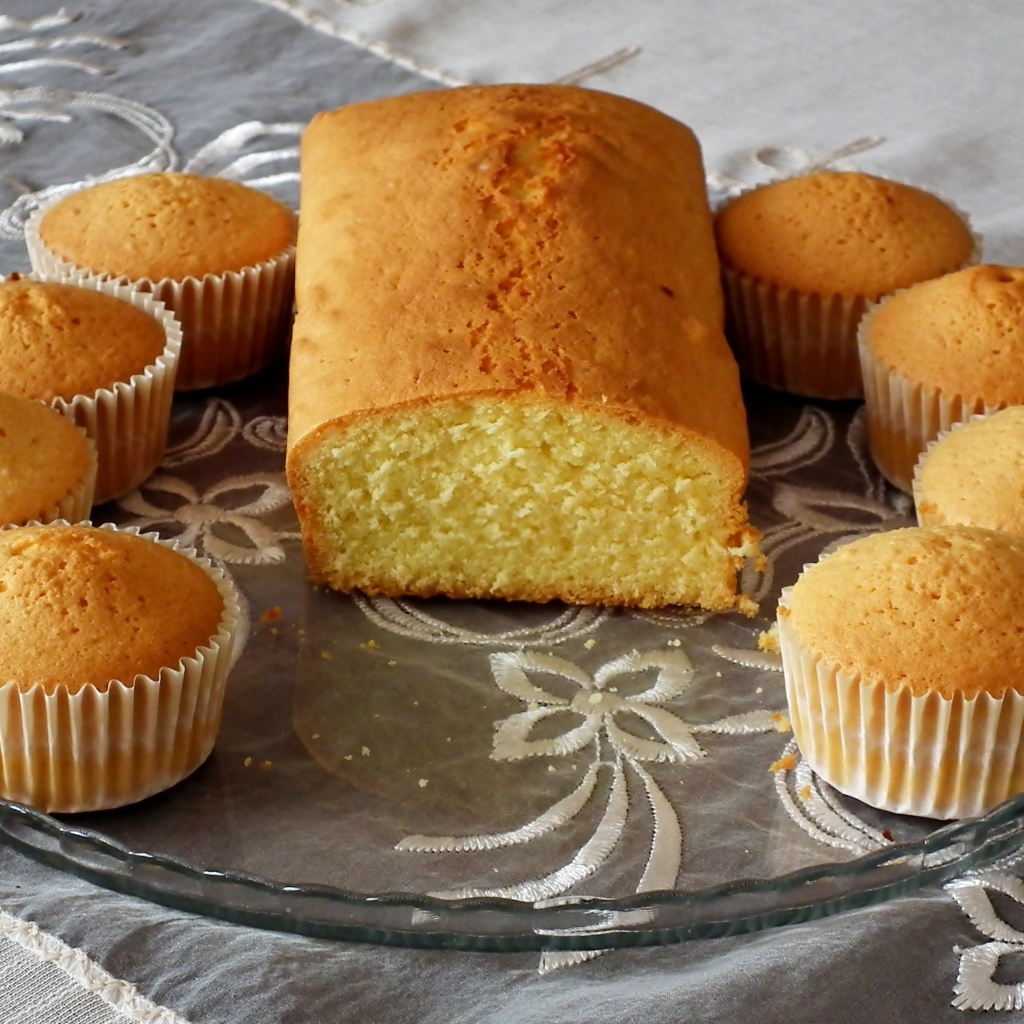 Кексы на стеклянной тарелке на столе