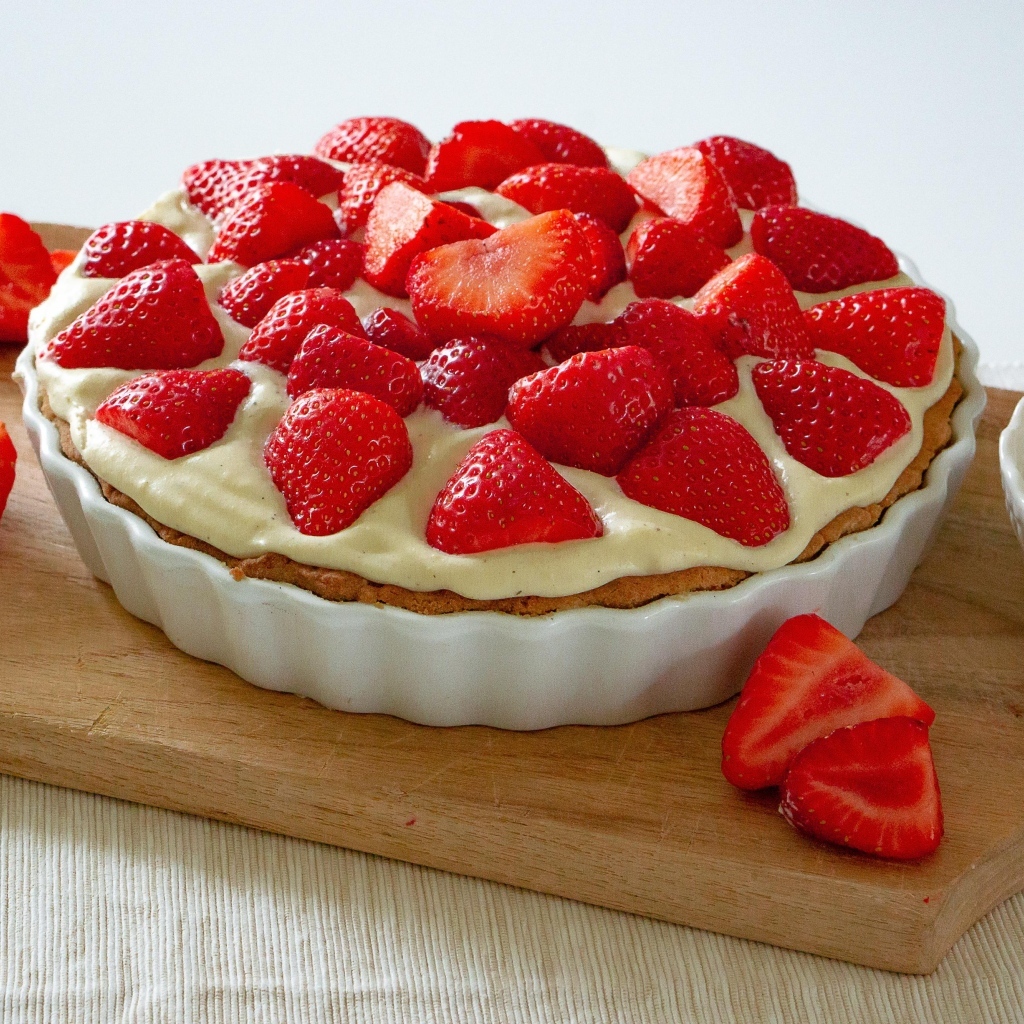 Датский пирог с клубникой и кремом