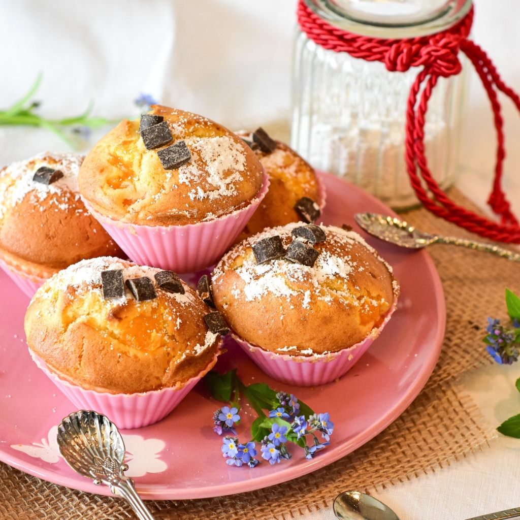 Вкусные сладкие свежие кексы на тарелке