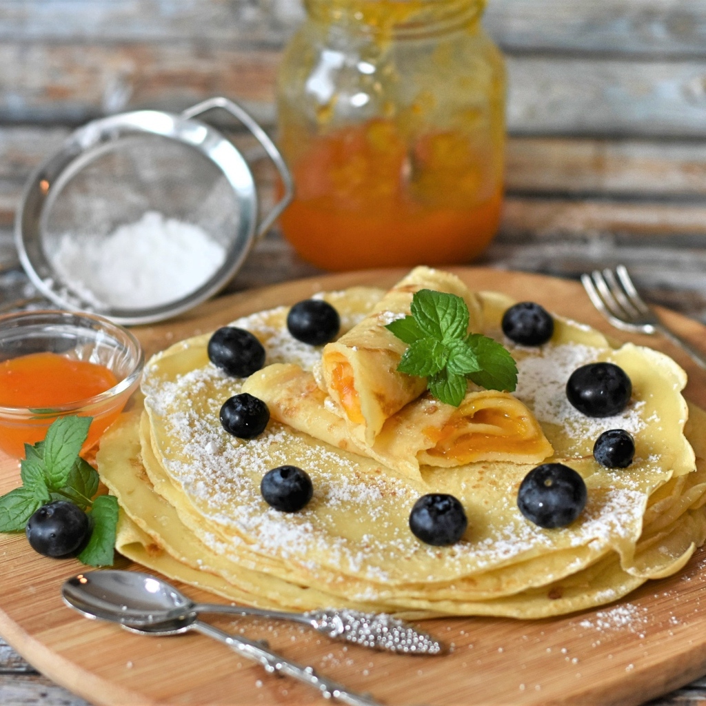 Вкусные сладкие блины с ягодами черники и сахарной пудрой