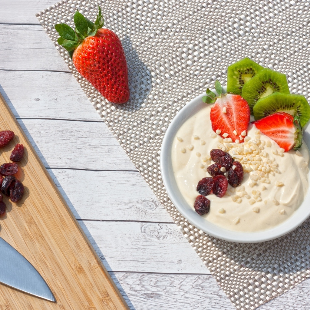 Десерт с киви, клубникой и сушеными ягодами