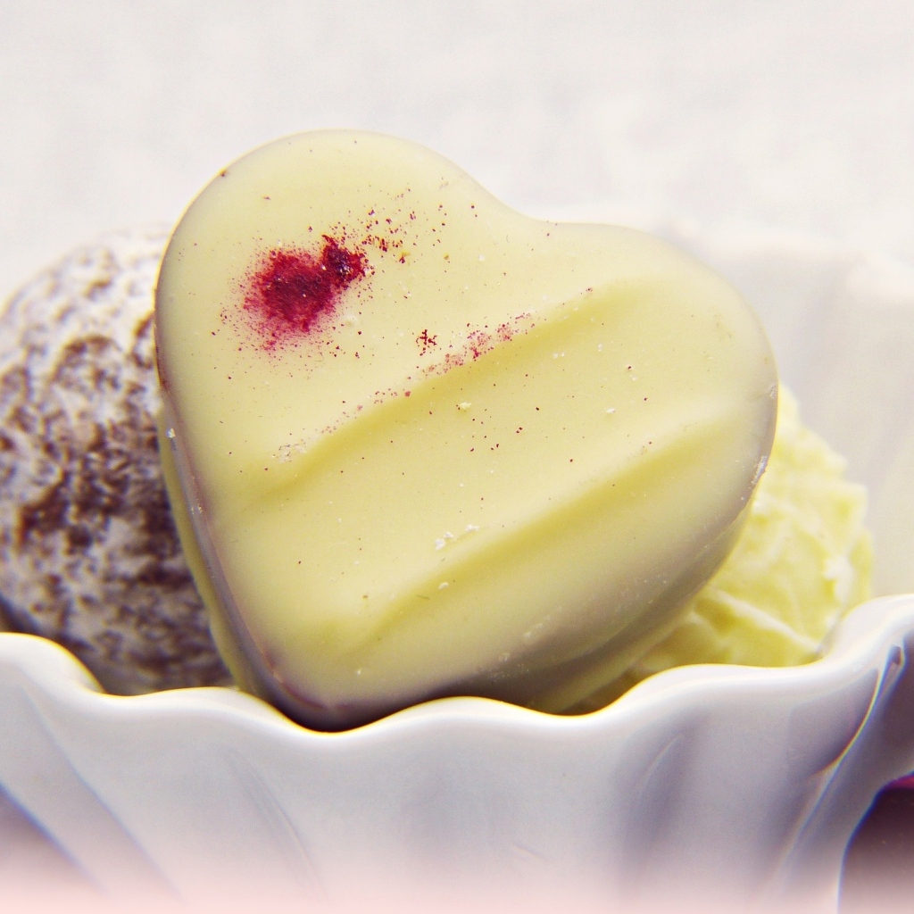 Конфета в форме сердца в белом шоколаде