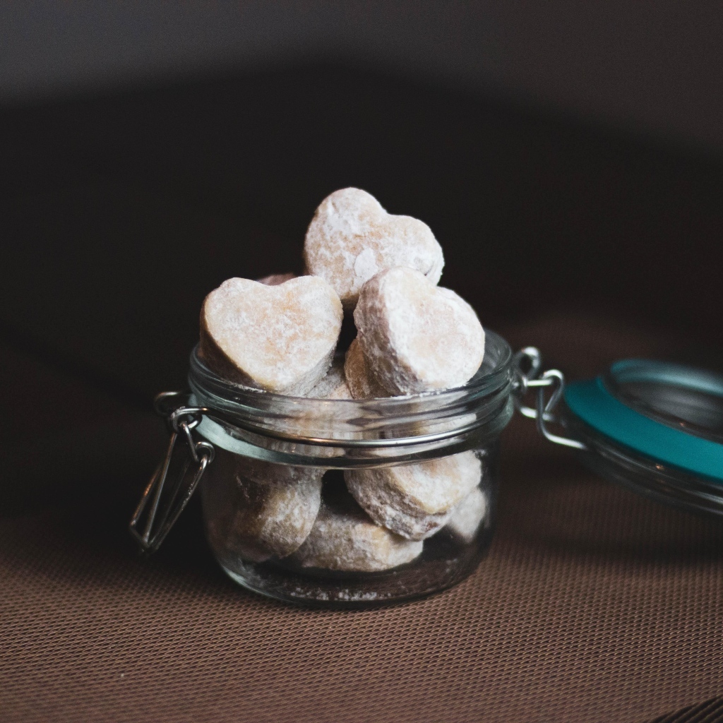 Печенье в форме сердца в стеклянной банке