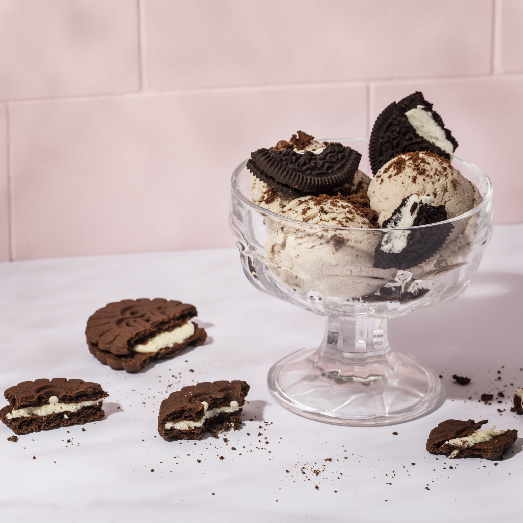 Шарики мороженого с печеньем на столе