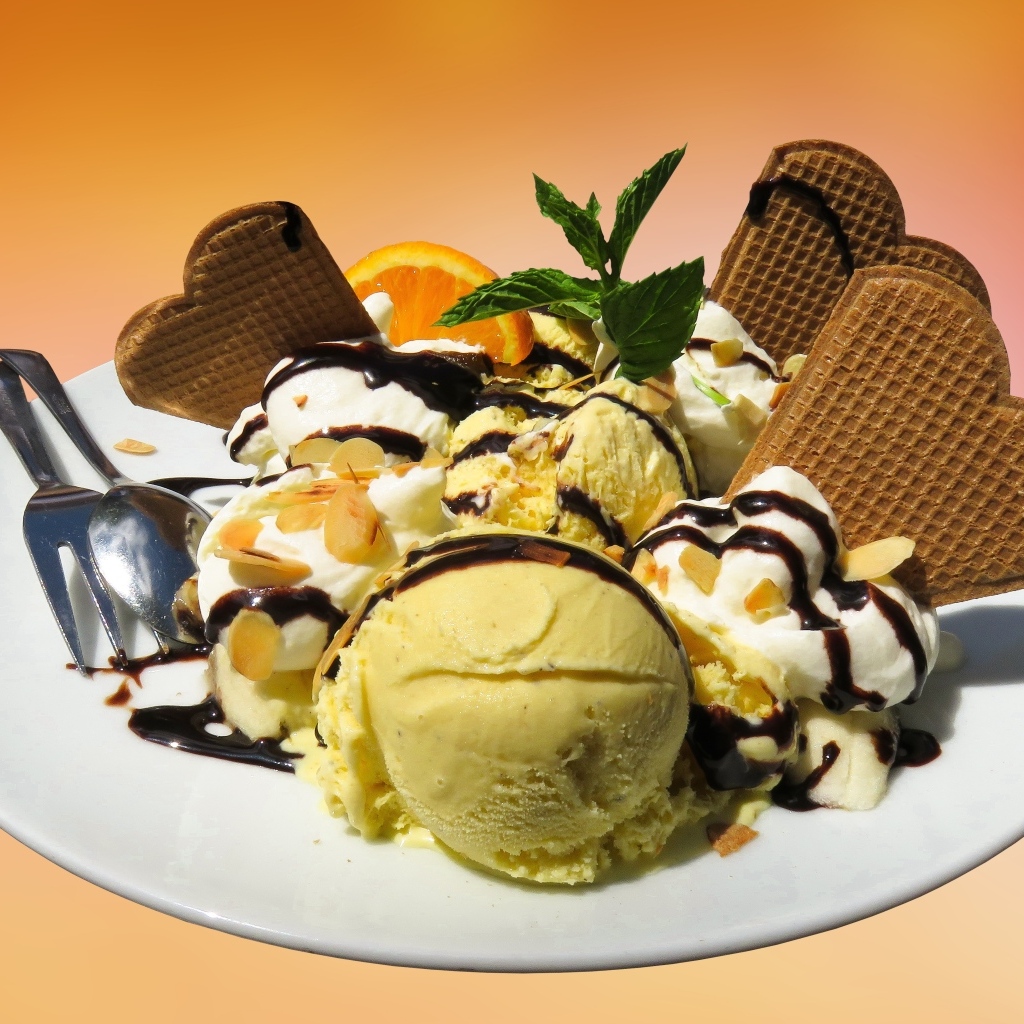 Мороженое с вафлями на большой круглой тарелке