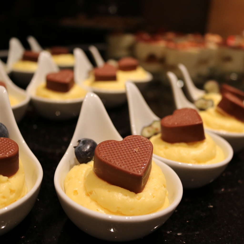 Десерт с лимонного крема с шоколадной конфетой