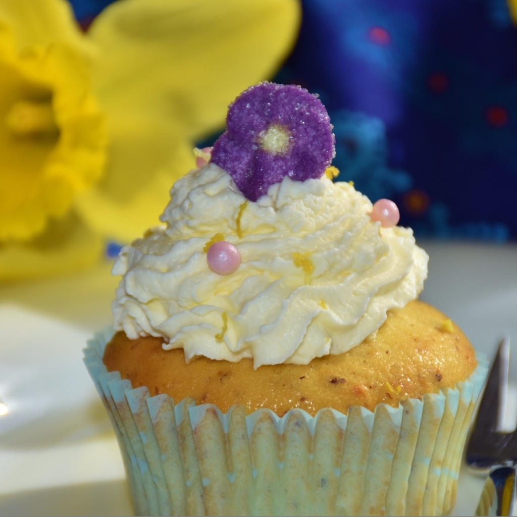 Маффин с белым кремом крупным планом