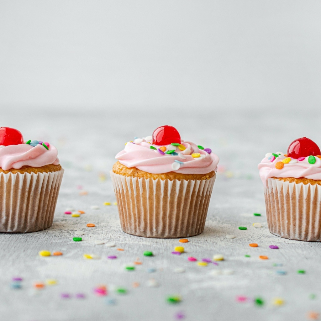 Маффины с кремом и вишней на столе