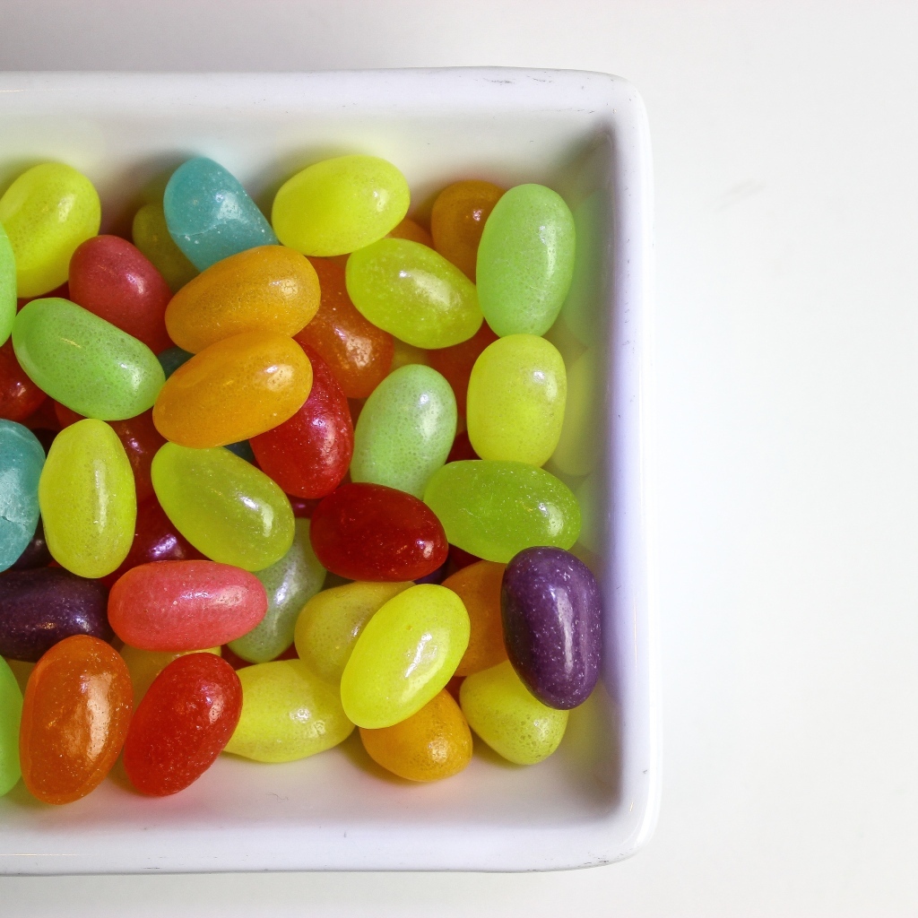 Разноцветные сладкие конфеты в тарелке
