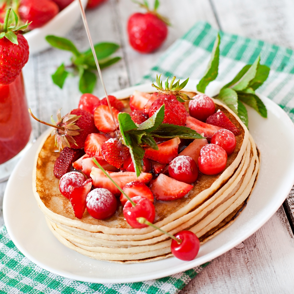 Блинчики с ягодами и клубничным смузи