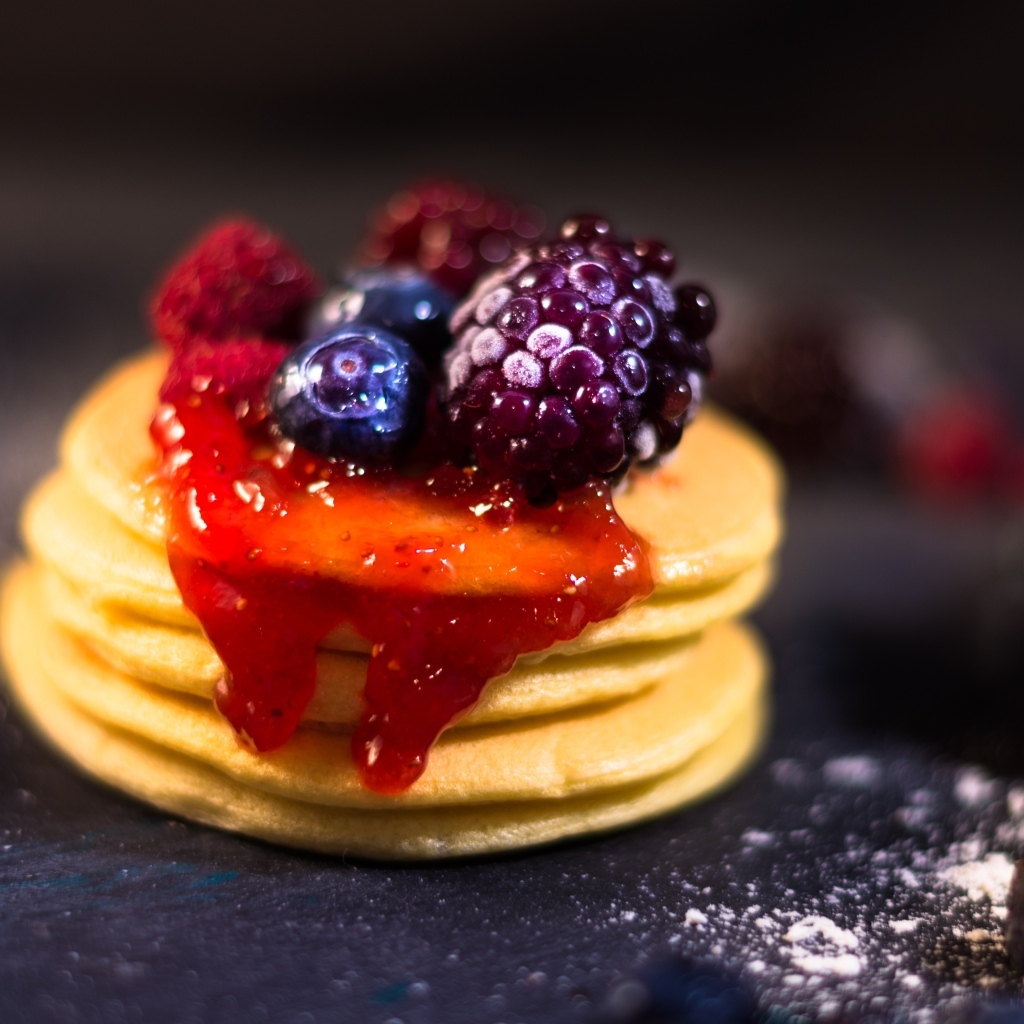 Оладьи с джемом и ягодами на столе