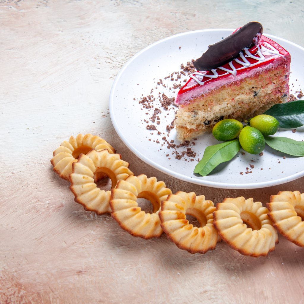 Кусок торта на столе с песочным печеньем