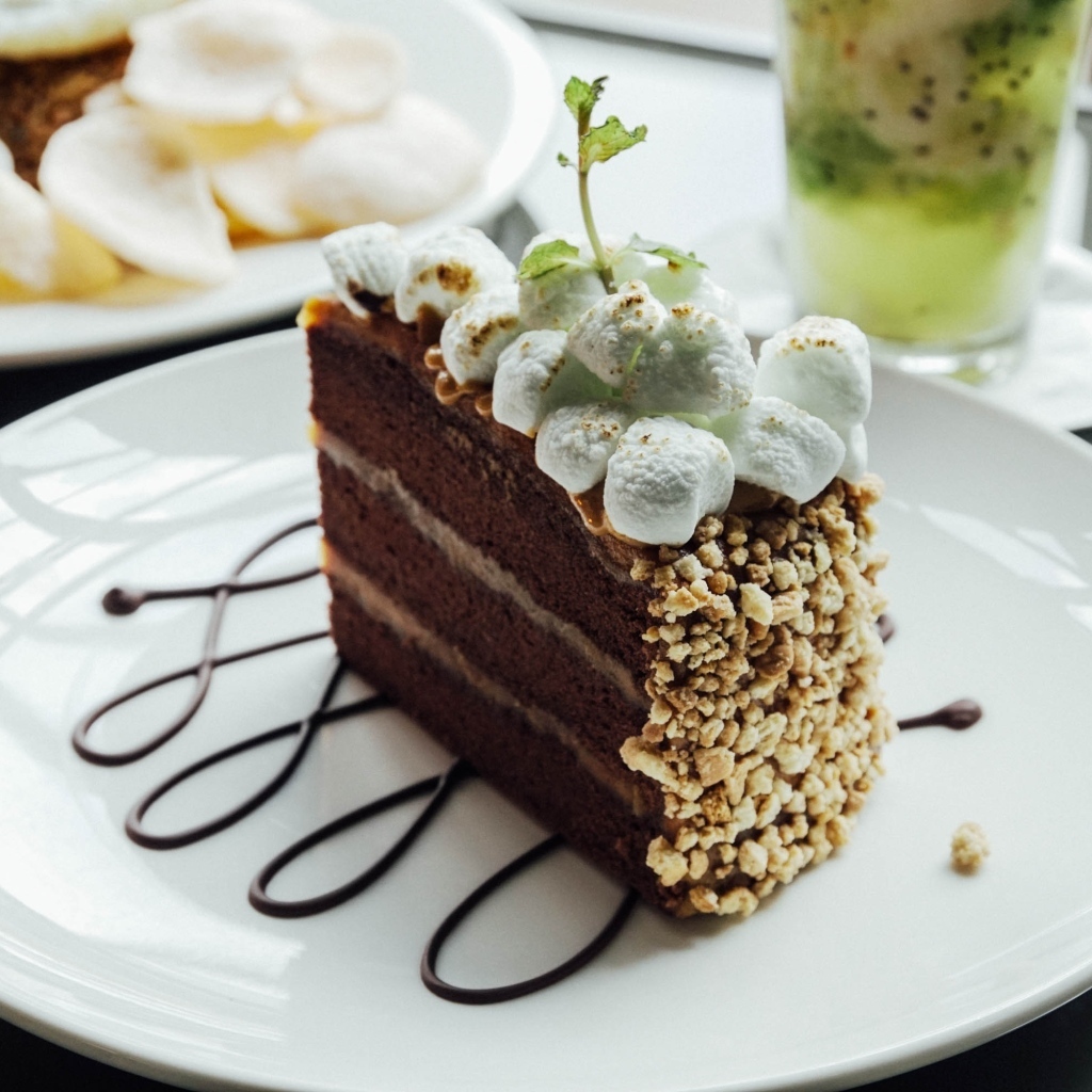 Кусок торта с шоколадом на большой белой тарелке