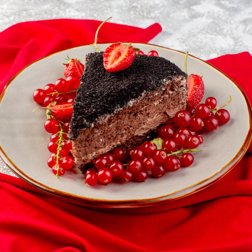 Кусок торта с красной смородиной и клубникой