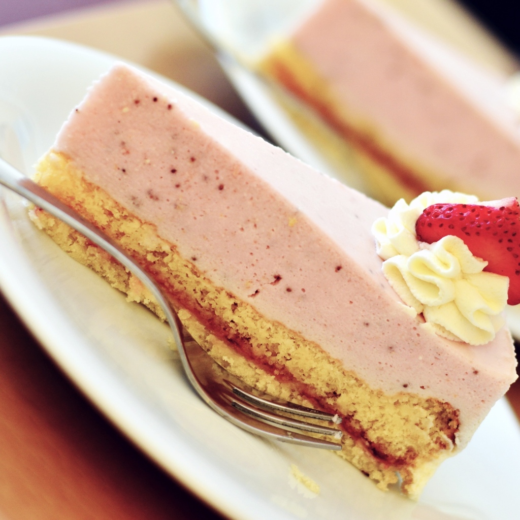 Кусок клубничного торта на тарелке