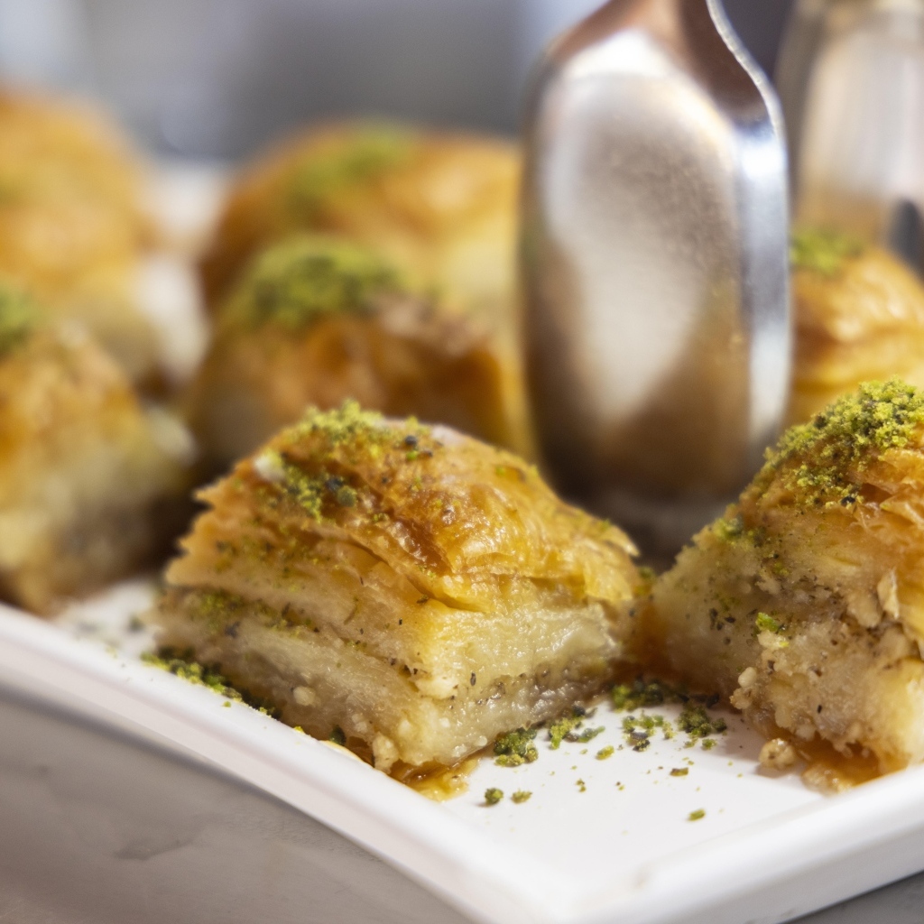 Кусочки сладкой медовой пахлавы