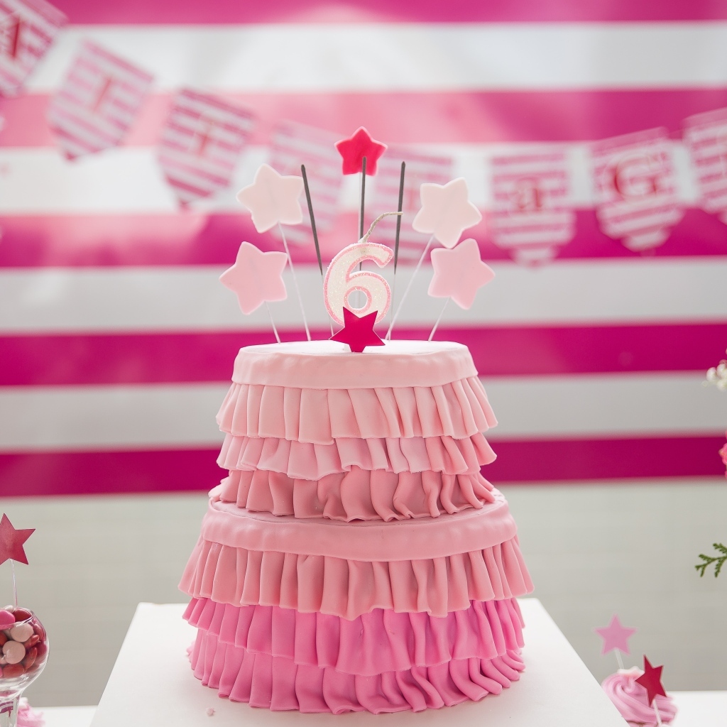 Розовый торт для девочки на день рождения