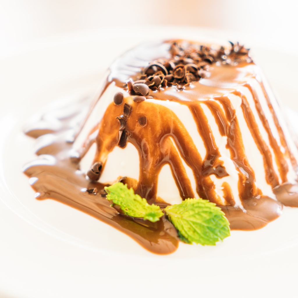 Пудинг с шоколадом на белом фоне