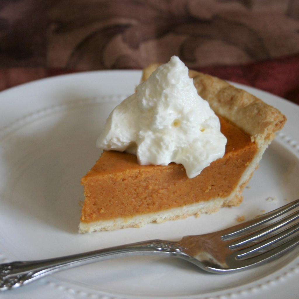 Тыквенный пирог со сливками на тарелке