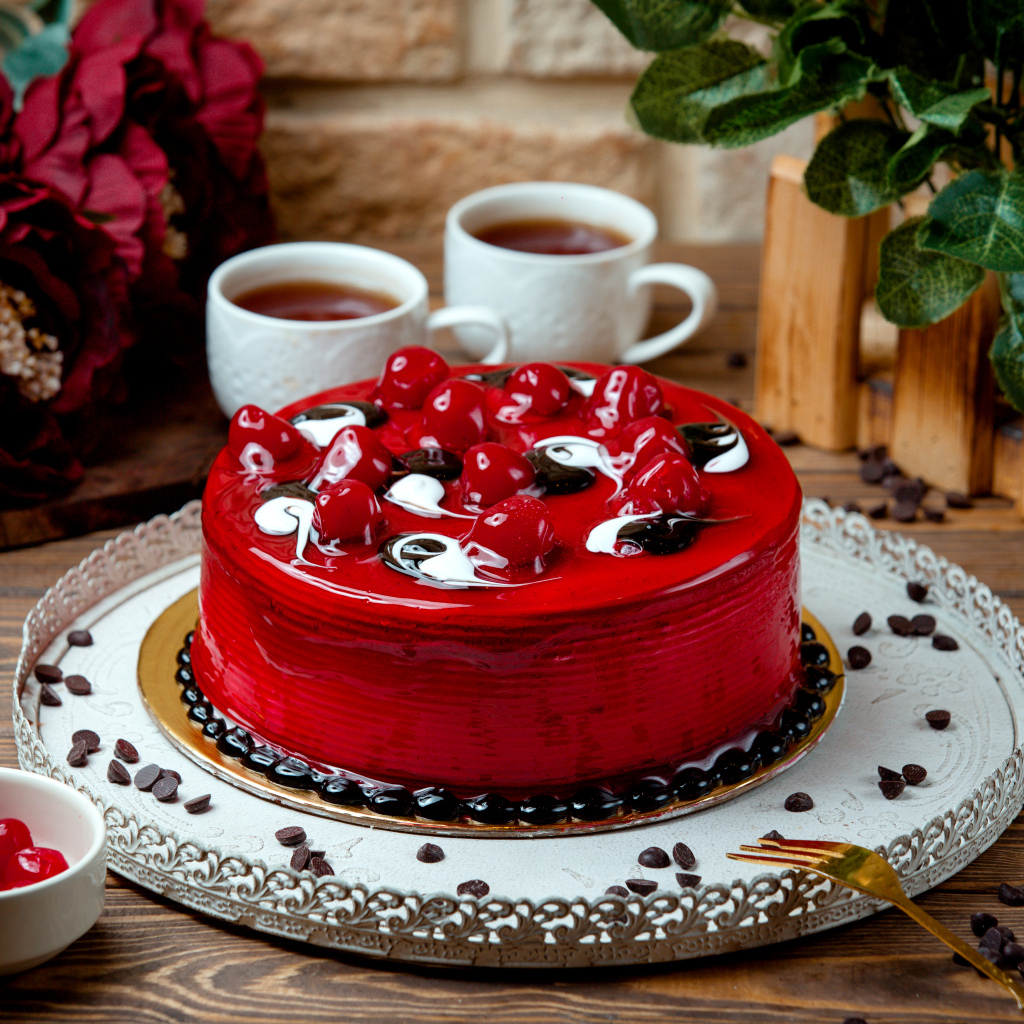Красный вишневый торт на столе с чаем