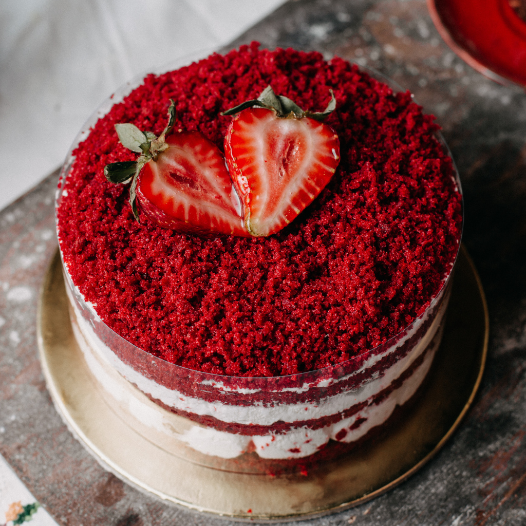 Торт красный бархат с ягодами клубники