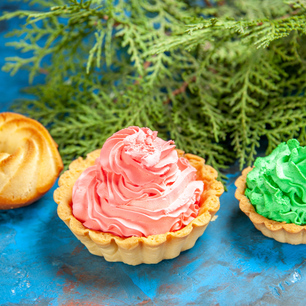 Песочные корзиночки с разноцветным кремом