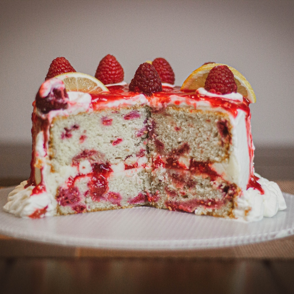 Нарезанный торт с ягодами на тарелке