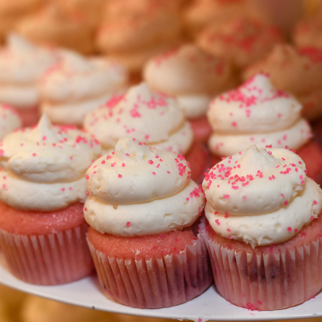 Маленькие розовые кексы с кремом