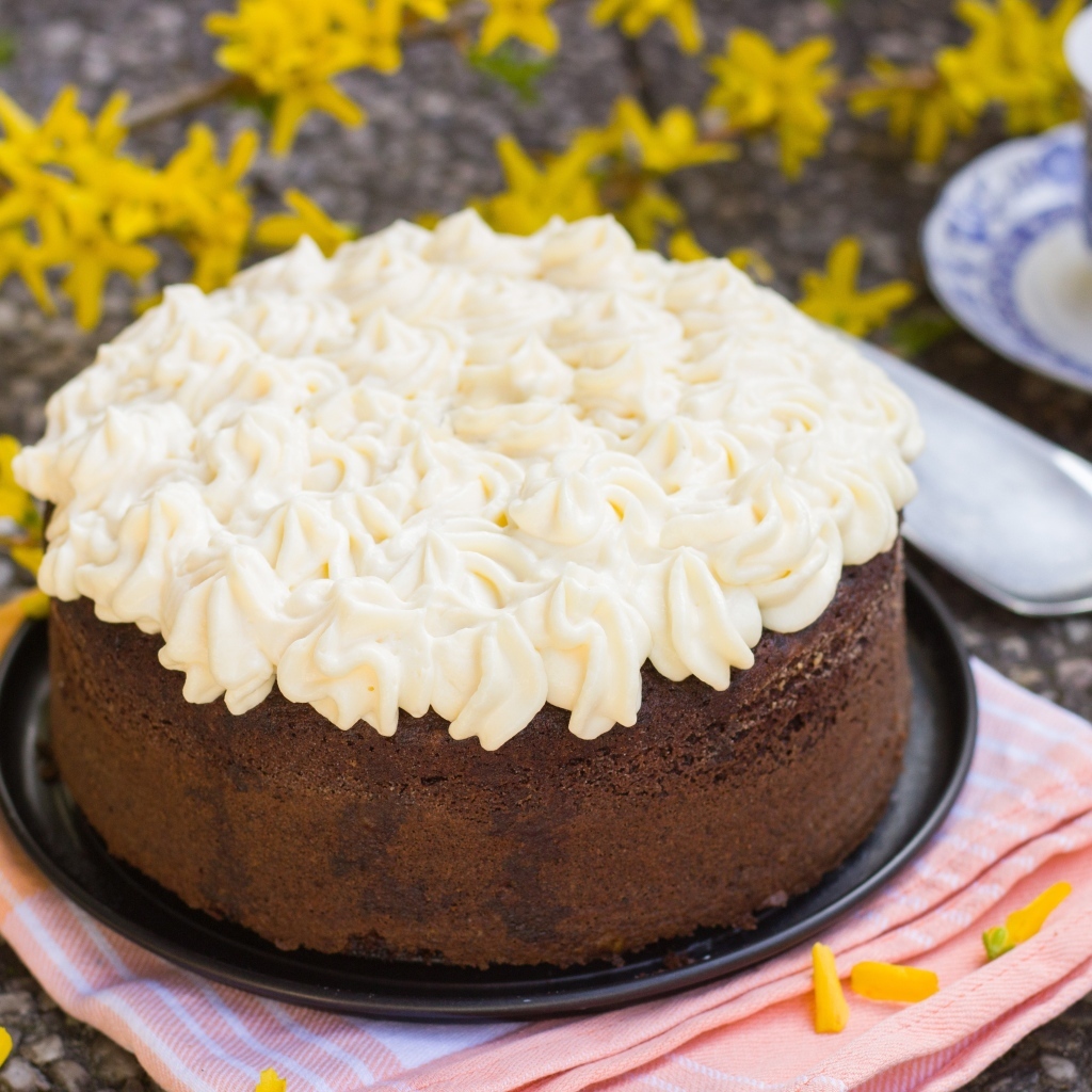 Сладкий шоколадный торт с кремом